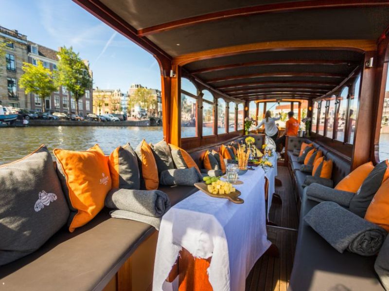 Salonboot mit Käse, Wein und gemütlichen Kissen