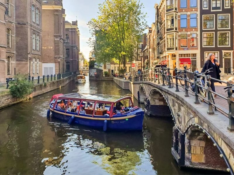 Kleines Partyboot auf einer schmalen Gracht in der Altstadt